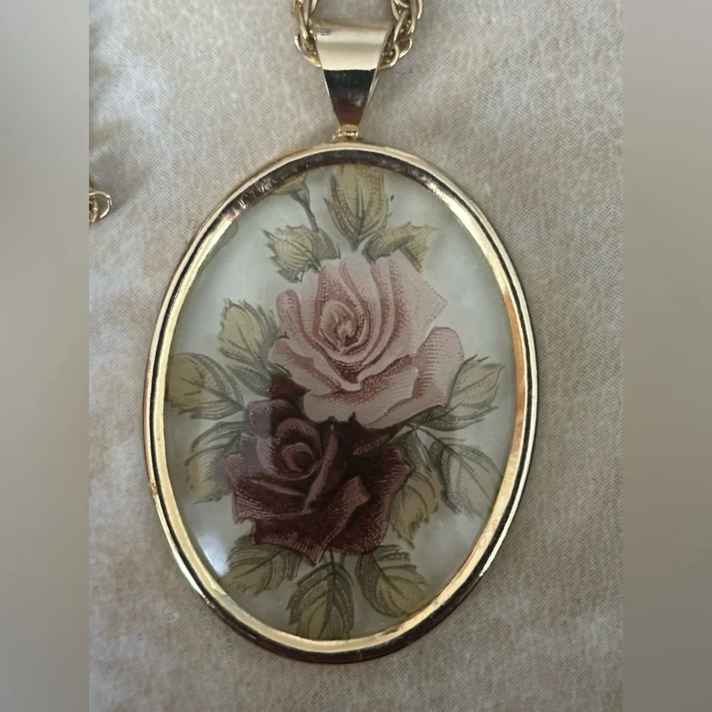 Vintage Rose Pendant Necklace, 23 inch gold tone chain with flower cameo pendant - Picture 3 of 5